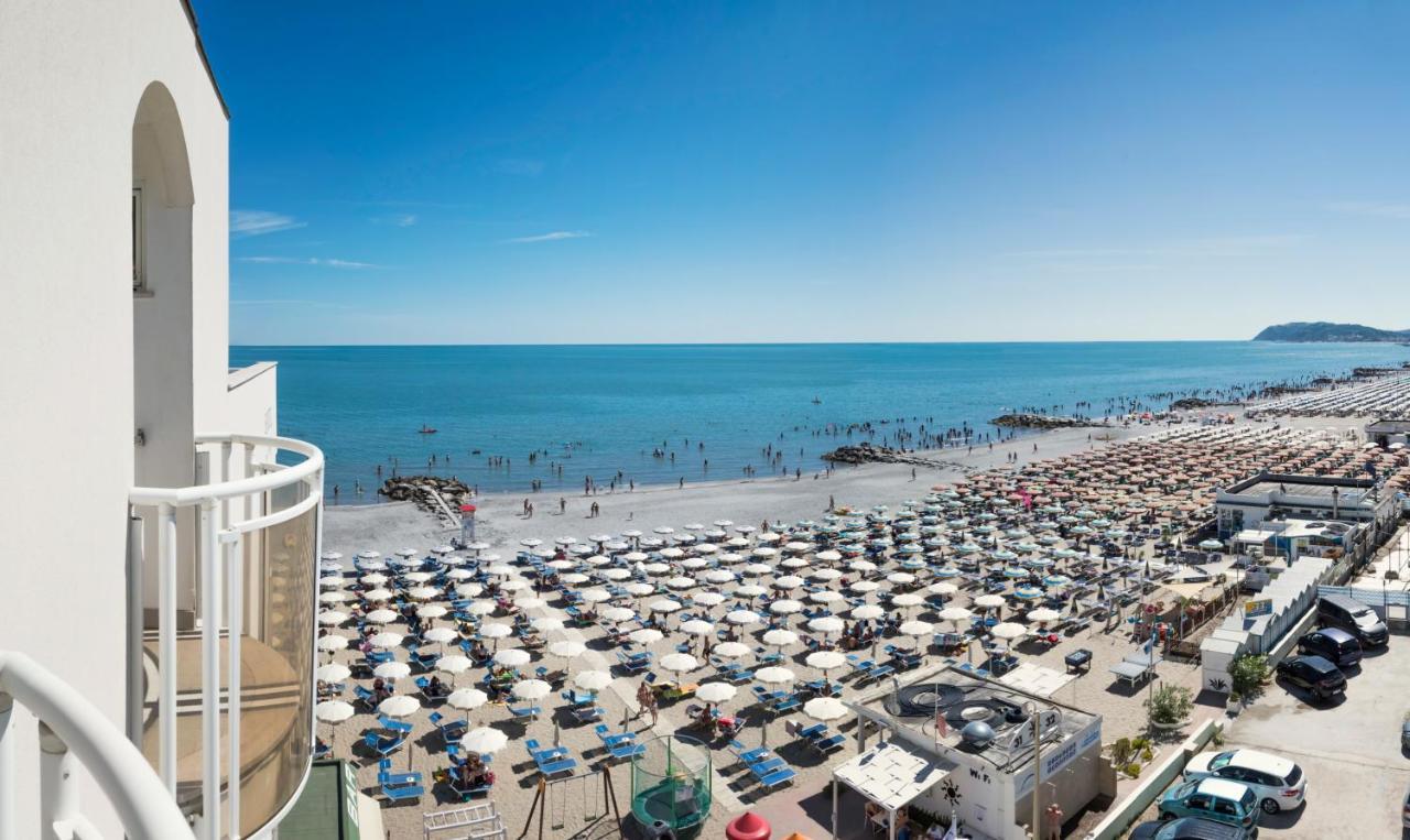 Hotel International Direttamente Sulla Sabbia Мизано-Адриатико Экстерьер фото